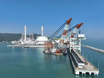 華潤海豐卸船機(jī)順利吊裝，助力粵港澳大灣區(qū)能源供應(yīng)